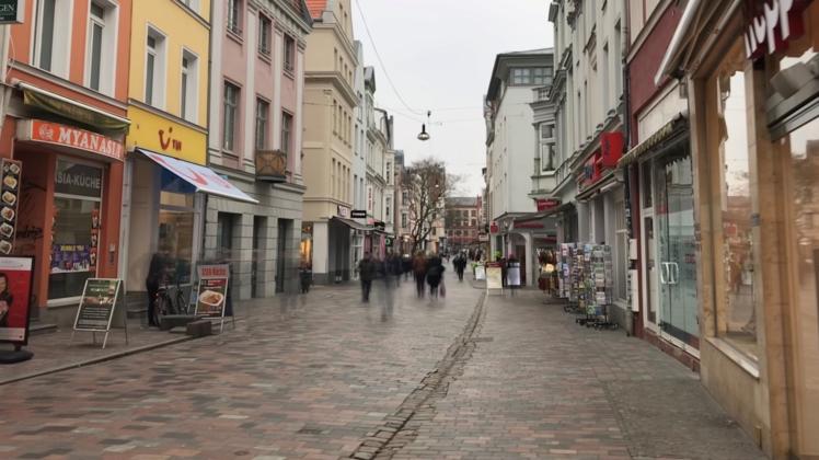 Passanten in der Kröpeliner Straße werden vom Unternehmen Hystreet gezählt.
