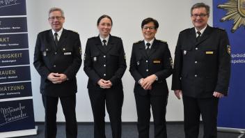 Annika Roloff (2.v.l.) ist die neue Leiterin der Führungsgruppe der Polizeiinspektion Ludwigslust. Inspekteur Nils Hoffmann-Ritterbusch (l.), Präsidentin Anja Hamann (2.v.r.) und Polizeidirektor Ingo Renk begrüßten sie im Amt.