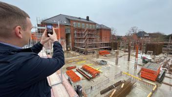 Ein Foto für die Ewigkeit. Rico Reichelt betrachtet den Fortschritt beim Bau des Grundschulzentrums.