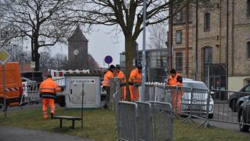 Einen Tag vor der Kreistassitzung am 26. Januar wurden Absperrgitter an der Malzfabrik Grevesmühlen aufgestellt. 