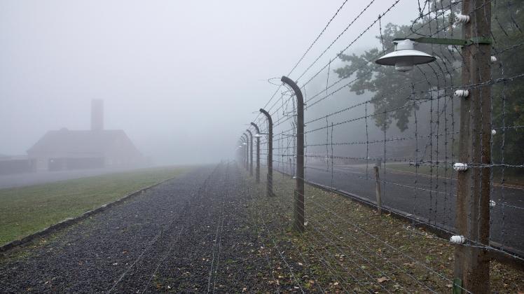 rekonstruierter Lagerzaun mit Krematorium im Nebel im KZ Buchenwald, heute KZ-Gedenkstaette, Deutschland, Thueringen, We