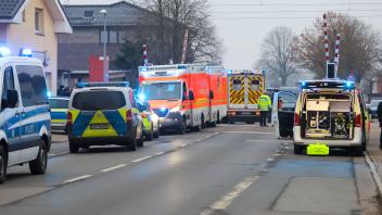 Zahlreiche Rettungskräfte sind am Bahnhof in Brokstedt im Einsatz.