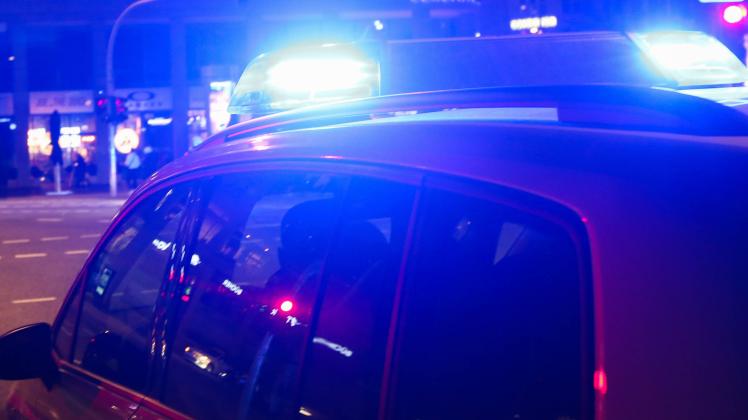 Polizei mit Blaulicht im Einsatz DEU, Deutschland, Hamburg: Einsatzwagen der Hamburger Polizei ist mit eingeschaltetem B