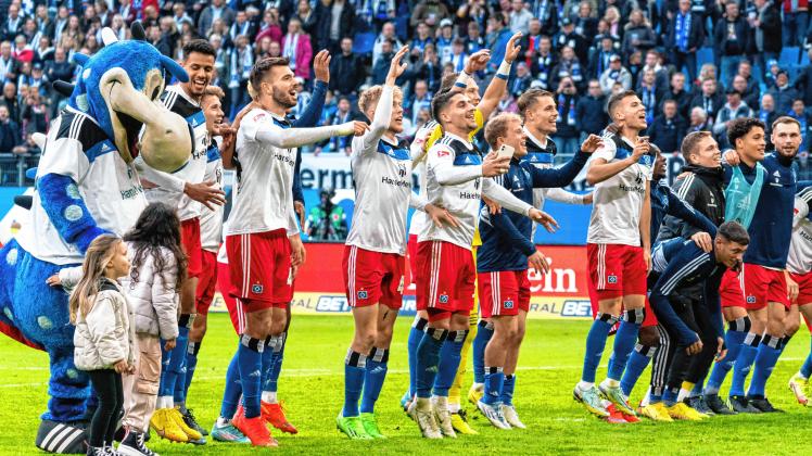 Hamburger SV feiert Sieg mit den Fans Hamburger SV vs. SSV Jahn Regensburg, Fussball, 2. Bundesliga, Spieltag 15, Saiso