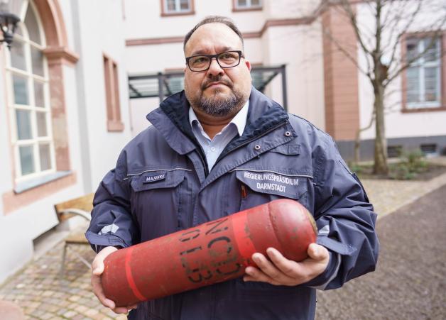 Alexander Majunke ist Leiter des Kampfmittelräumdienstes des Landes Hessen. In der Hand hält er eine entschärfte und entleerte Brandbombe, die zur Übung verwendet wird.