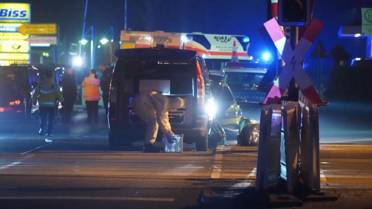 Die Spurensicherung während des Einsatzes nach der Messerattacke in Brokstedt.                  