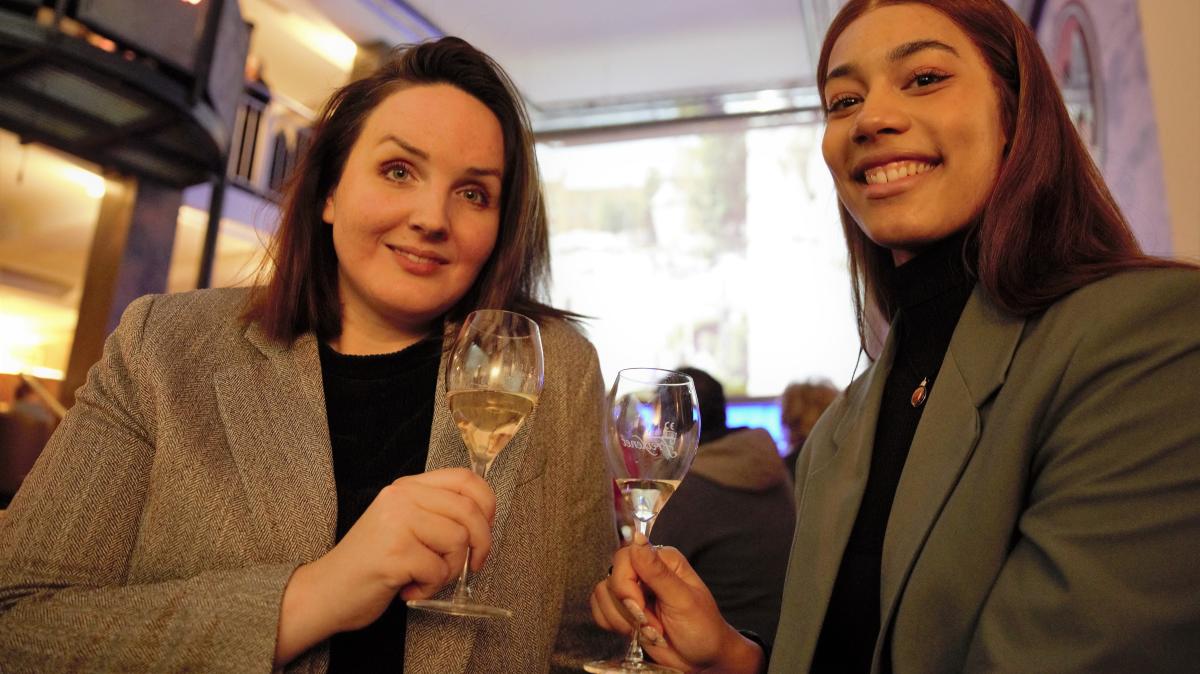 Schweriner feiern mit Schauspielern den Start von „Hotel Mondial“ | SVZ