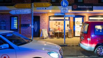 Bä#ckerei Henningsen direkt an der Hauptstrasse am Bahnhof. Zwei Tote bei Messerangriff im Regionalzug Kiel-Hamburg kurz vor Brokstedt. Der Zug steht im Bahnhof Brokstedt. steinburg verkehr kriminalität  gewalt polizei