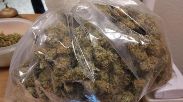 Ein Teil des beschlagnahmten Marihuanas in einer großen durchsichtigen Plastiktüte verpackt (Quelle Bundespolizei)