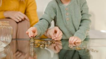 Mother with son counting coins on table at home model released, Symbolfoto property released, VIVF00097