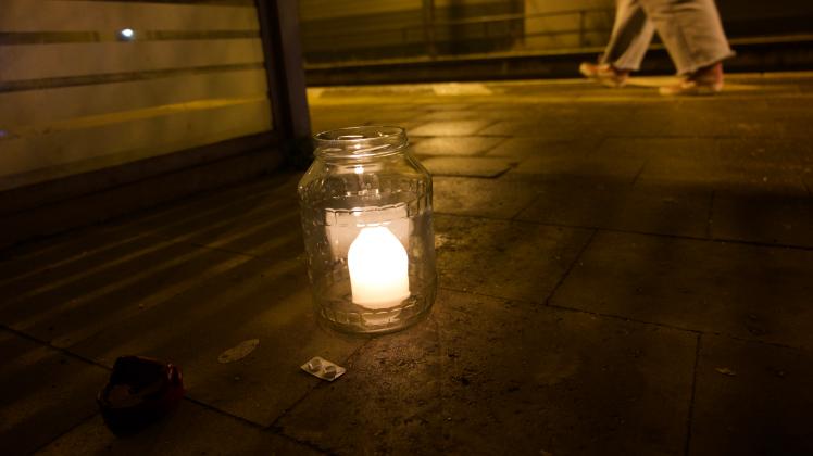 Nur eine Kerze deutet auf die tödliche Messerattacke, bei der zwei Menschen starben und weitere Verletzte wurden, hin. 