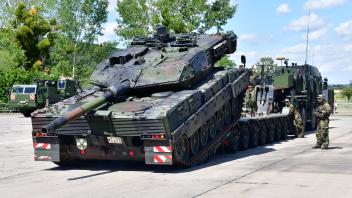 Leopard 2 A7V Kampfpanzer wird auf Panzertransporter verladen Ein Kampfpanzer Leopard 2 A7V des Panzerbataillon 393 in B