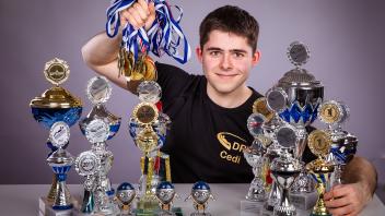 Cedric Köhnke, 4-facher deutscher Meister im Rennrutschen, mit einer Auswahl seiner Pokalen und Medaillen