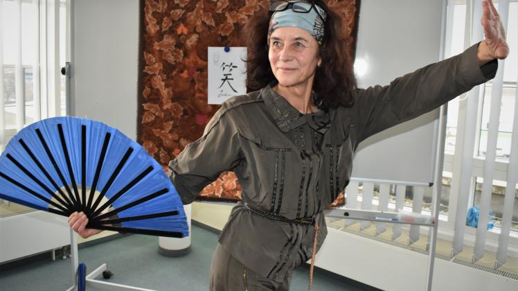 Die Schwerinerin Heike Griem ist Qi-Gong-Lehrerin und unterstützt mit ihrer Kunst Schmerztherapie.