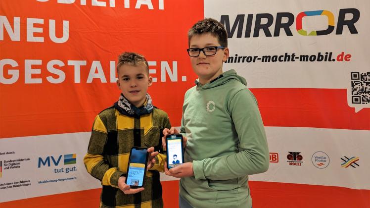 Mika und Otto sind die ersten Rostocker, die das digitale Schülerticket testen.