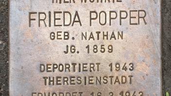 Hier wohnte Frieda Popper: Stolperstein in der Kielortallee in Hamburg. 