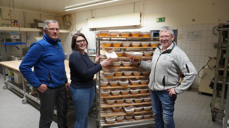 Seit 1997 ist Günther Hoyng (rechts) als selbständiger Bäckerei-Inhaber in Meppen tätig. Tochter Wiebke (Mitte) stieg im Februar 2022 mit ein und übernimmt den Betrieb. Konditormeister Frank Anneken (links) ist seit Februar 2020 mit an Bord.