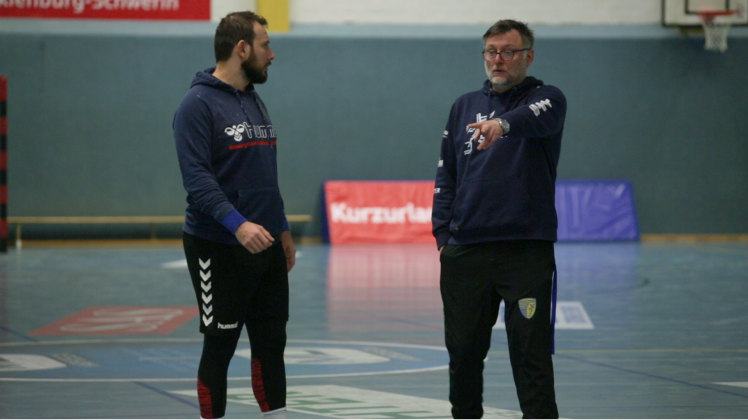 Handballtrainer der Mecklenburg Stiere  Arek Blacha im gespräch mit Spieler Theodoros Evangelidis