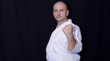 Toni Jerbov  , Karatelehrer