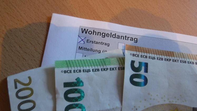 Wohngeld Antrag mit Geldscheinen Henstedt-Ulzburg Schleswig-Holstein Deutschland *** Housing subsidy application with ba