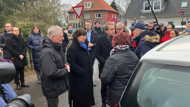 Auch Ministerpräsident Daniel Günther und Sabine Sütterlin-Waack (beide in der Mitte) kamen am Donnerstag nach Brokstedt. 