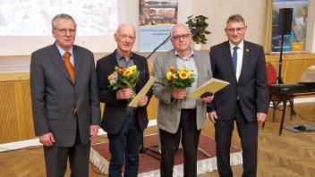 Für ihre ehrenamtliche Arbeit bekamen Jochen Quandt (2.v.l.) sowie Dirk-Egbert Unger (2.v.r.) die Ehrennadel der Stadt Sternberg von Bürgervorsteher Eckhardt Fichelmann (l.) und Bürgermeister Armin Taubenheim überreicht.