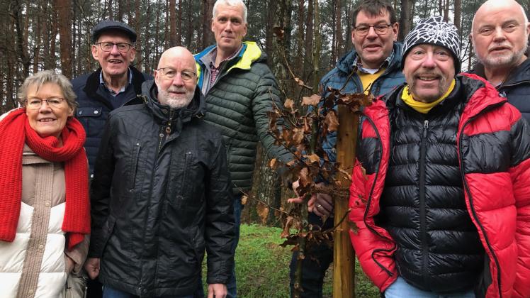 Bürger und Vereinsvertreter aus Pente hießen den neuen Baum am Schützenplatz - eine Rotbuche - willkommen.