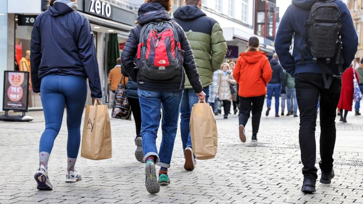 *Osnabrück:* #Symbolfoto_Einkaufen; Innenstadt; volle Innenstadt; Adventssamstag; Weihnachtseinkauf. Umtausch Weihnachtsgeschenke; Gutscheine. 27.12.2022