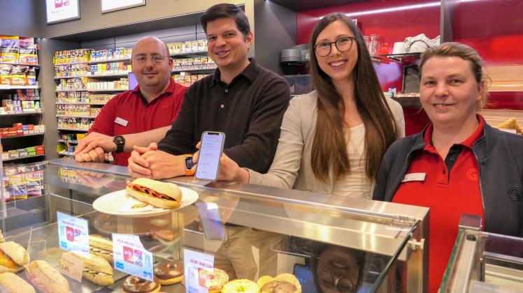 author Zufriedene Gesichter bei der Vorstellung der Hamwa-App in der Q1-Tankstelle am Kurt-Schumacher-Damm 31: V. l. n. r. Q1-Mitarbeiter Daniel Schnarre, Q1 Energie AG-CEO Frederick Beckmann, Hamwa-Geschäftsführerin Marie-Luise Meyer und Q1-Mitarbeiterin Daniela Gallien.