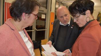 Sonja Eberlei, Personalchefin, Bürgermeister Thomas Beckmann, Kämmerin Annett Winter im Gespräch