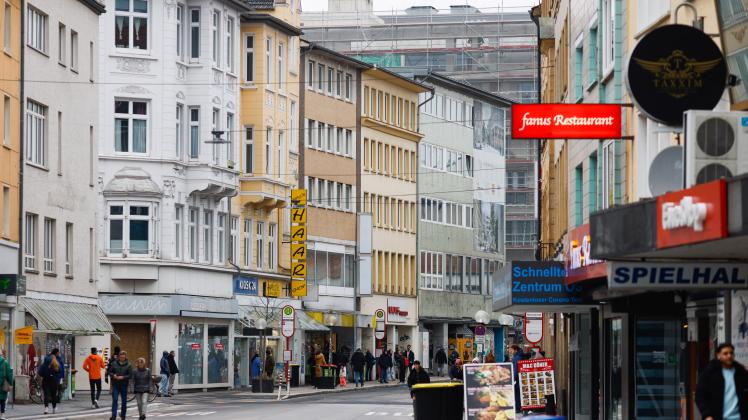Leben in der Johannisstraße in Osnabrück. Die Straße wird allzu oft als "Schandfleck" der Stadt bezeichnet. Dabei versprüht sie mit ihren Kiosk-Läden, Dönerbuden und Kneipen Kiez-Flair. Und hier wohnen Menschen, die hier gerne leben. Foto: Michael Gründel