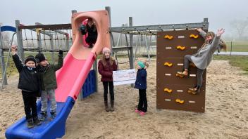 Die Kinder von Besitz freuen sich, dass ihr Spielplatz dank einer Spende von 3200 Euro wieder in Schuss gebracht wurde.