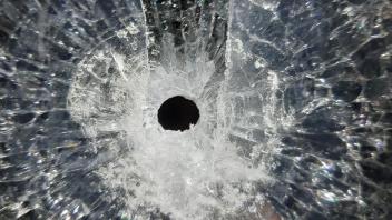 Das unbekannte Projektil hinterließ ein Loch von einem Zentimeter Durchmesser in der Scheibe. 