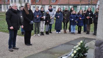 Im Gedenken an die Opfer des Nationalsozialismus legten Bürgermeister Reinhard Mach und seine Stellvertreterin Ulrike Müller Blumen nieder.