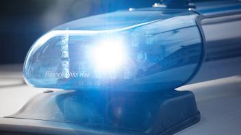 Symbolbild Polizeieinsatz: Nahaufnahme von einem Blaulicht an einem Polizeiauto *** Symbol image police operation close 