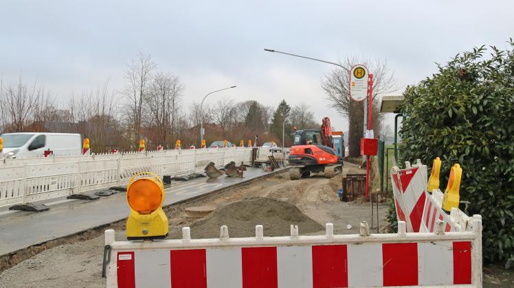 Auch in diesem Jahr werden wieder acht Bushaltestellen im Stadtgebiet barrierefrei ausgebaut. Derzeit laufen die Bauarbeiten unter anderem an der Haltestelle „Wiemann“ entlang der B 51. Verkehrsteilnehmer müssen mit Beeinträchtigungen rechnen.