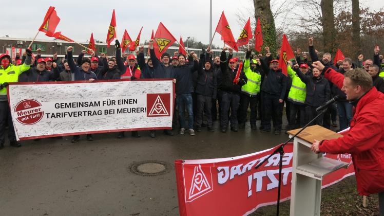 IG-Metall Gewerkschaftssekretär Nils Bielkine (rechts) unterstützt die Forderungen des Meurer-Betriebsrats nach einem Tarifvertrag mit erforderlicher Anpassung der Löhne und Gehälter.