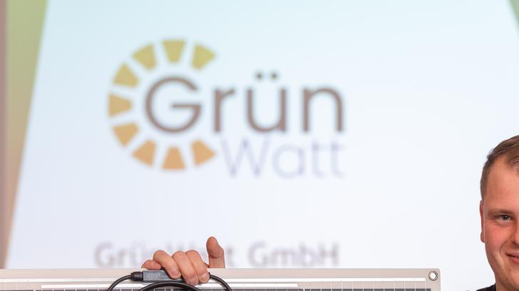 "Grünwatt": Rene Hofer stellt sein Konzept für Solarstrom im Hotel Breitenburg vor. wirtschaft energie strom solarstrom steinburg