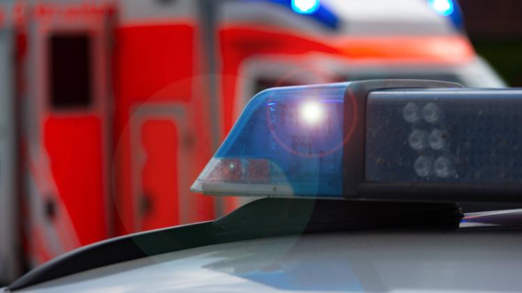 Melle, Deutschland 03. Mai 2022: Ein Einsatzfahrzeug, Streifenwagen der Polizei mit Blaulicht, im Hintergrund sieht man
