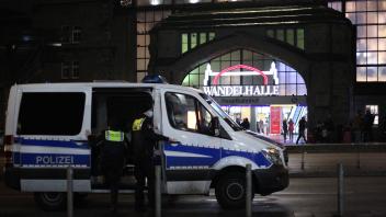 Ein Mannschaftswagen der Polizei steht auf der gegenüberliegenden Straßenseite der Wandelhalle im Hamburger Hauptbahnhof