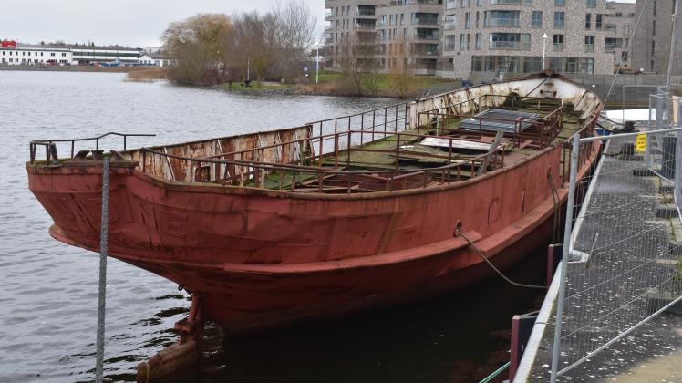 Seit 2014 liegt der Schiffsrumpf des alten Bäderschiffs „Undine“ an der Holzhalbinsel im Rostocker Stadthafen.