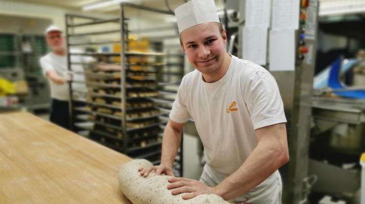 Nach erfolgreicher Ausbildung ist Leon Osterkamp nun als Geselle beim Lohner Landbäcker beschäftigt. 