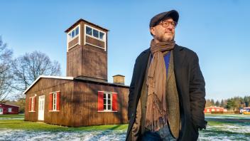 Erling Madsen vor dem original Wachturm in der Mitte des Lagers - 18.01.2023 - Foto Marcus Dewanger