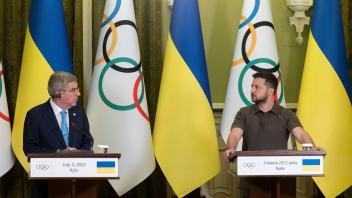 July 3, 2022, Kyiv, Ukraine: Ukrainian President Volodymyr Zelenskyy, right, and International Olympic Committee Preside