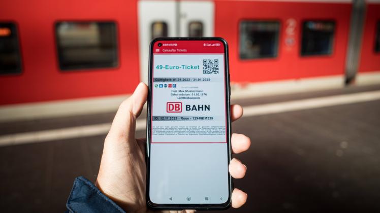 Bundesweites 49-Euro-Ticket soll kommen Symbolbild: 49-Euro-Ticket auf einem Smartphone-Bildschirm am 09.11.2022 in Köln