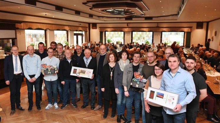 Die langjährigen Kolping-Zeltlagerleiter sowie die Organisatoren des Fortuna-Cups wurden bei Neujahrsempfang der Gemeinde Eggermühlen ausgezeichnet.
