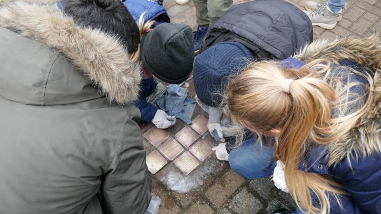 Schüler der 6.Klasse der Evangelischen Schule Hagenow putzen Stolpersteine