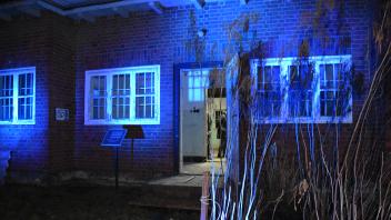 Gedenkstätte Henri-Goldstein-Haus am Rande des Himmelmoores während des Holocaust-Gedenktages in blaues Licht getaucht
