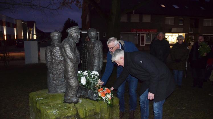 Die Niederlegung von Blumen am Zwangsarbeitermahnmal, hier durch Bürgermeister Heiner Pahlmann und Ortsbürgermeister Winfried Müller, ist regelmäßiger Bestandteil der Gedenkfeier.