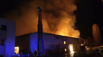 Hohe Flammen: Berliner Lagerhalle brennt lichterloh
